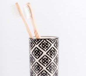 Стакан для зубных щеток с черным декором керамика